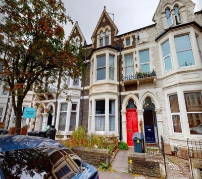 Two double rooms available or whole apartment av  Main Photo