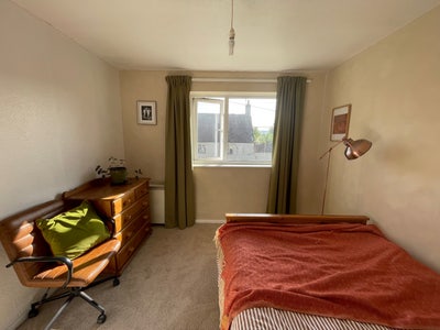 Double room in 2-bed high street flat Main Photo