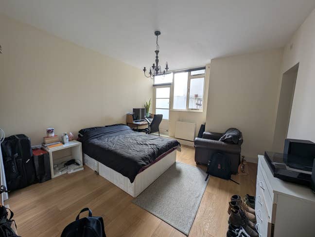 Large Ensuite in Tidy Flat Near Gloucester Road Main Photo
