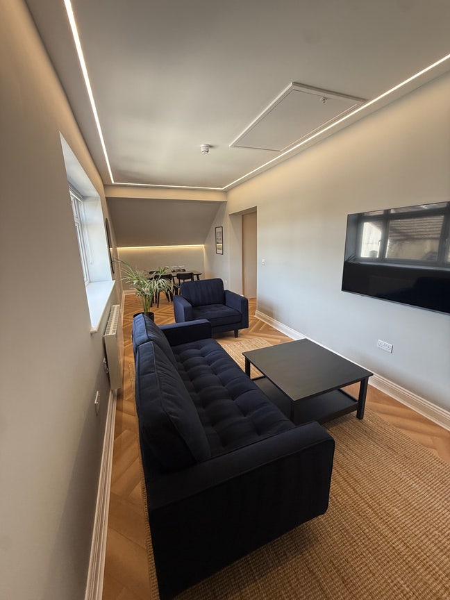 NEW - Stunning High-Spec King-Size Ensuite Room Main Photo