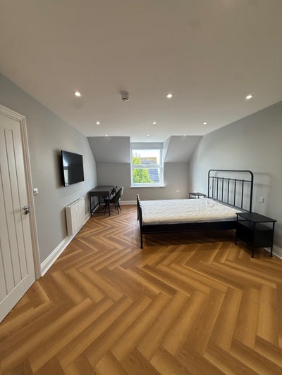 NEW - Stunning High-Spec King-Size Ensuite Room Main Photo