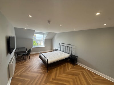 NEW - Stunning High-Spec King-Size Ensuite Room Main Photo