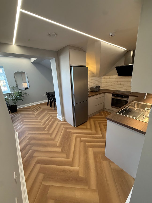 NEW - Stunning High-Spec King-Size Ensuite Room Main Photo