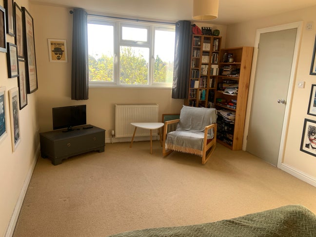 Professional female lodger Main Photo