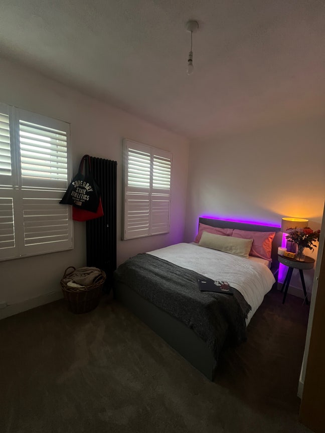 Spacious Double Room in a calm, all girls home  Main Photo