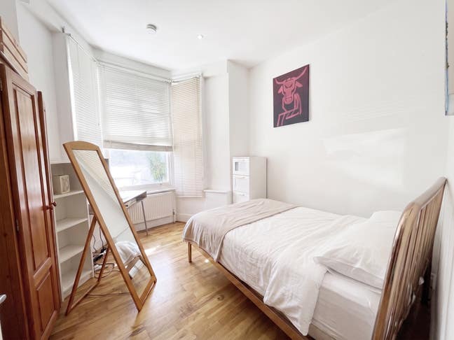 A charming one double bedroom garden flat in N7 Main Photo