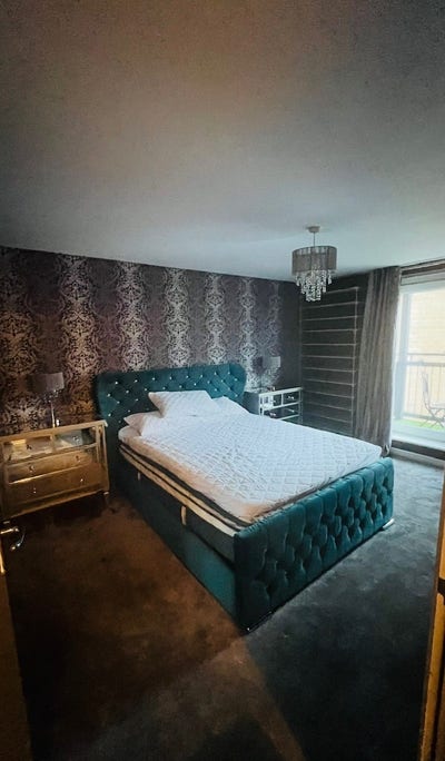 En-suite master bedroom with balcony Main Photo