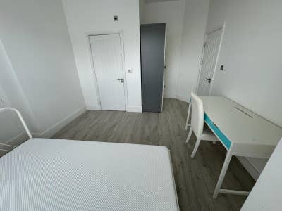 Bright, Clean En Suite Room – Secure Main Photo