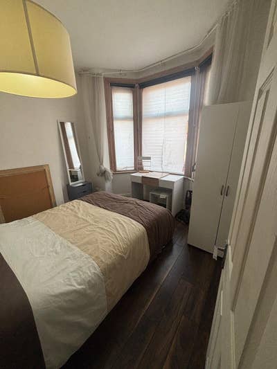 Double room to let in fully furnished house Main Photo