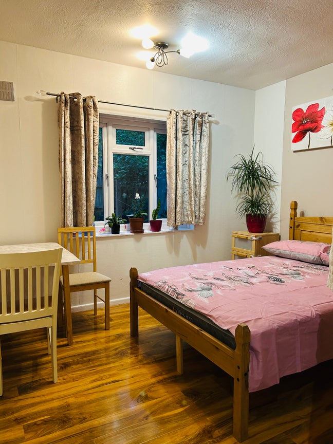 Lovely Large Double room /Available Now Main Photo