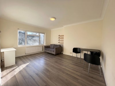 A beautiful 1 bedroom flat in Golders Green NW11 Main Photo