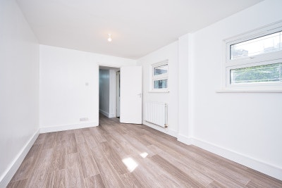 1 Bed Flat 2 min to Newbury Park IG2 - Bills Inc Main Photo