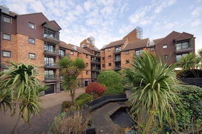 Spacious Rooms! Lovely Riverside Flat+Living Room  Main Photo