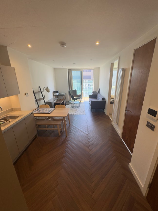 Apt to Rent in Media City- Great Area Main Photo