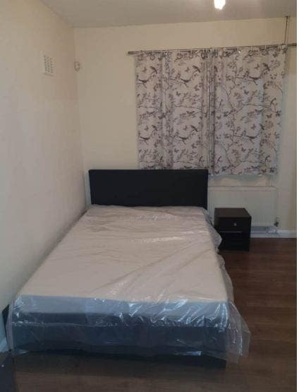 Studio Flat Available Staines uponThames TW19 7EH Main Photo