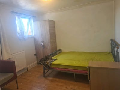 Large double room in E7 Main Photo