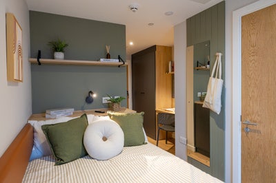     Used Bedroom Furniture – Like New Main Photo