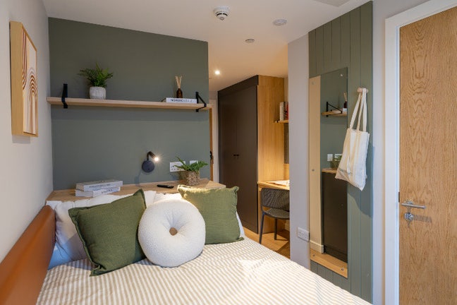     Used Bedroom Furniture – Like New Main Photo