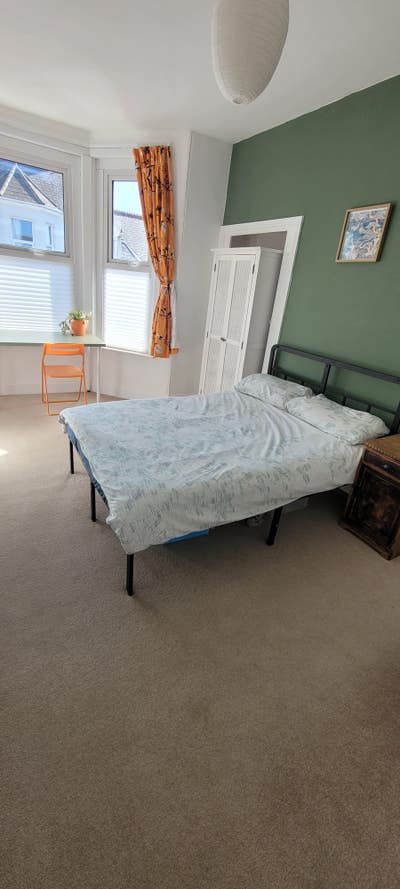 Double room with option to rent an office space Main Photo