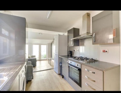 Large Rooms in po1 5dn and  po1 5bd No Agencies Main Photo