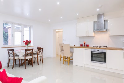 Large Double-Room in a Shared House, KT7 Main Photo