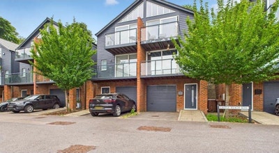 Double room in private yard in Lower Upnor Main Photo