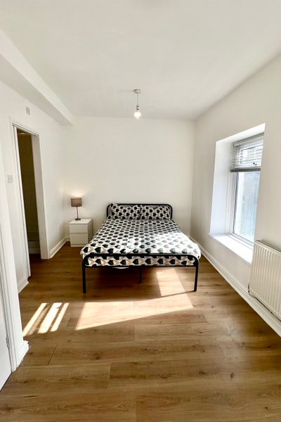 Spacious En-Suite Double Room in Quiet House Main Photo