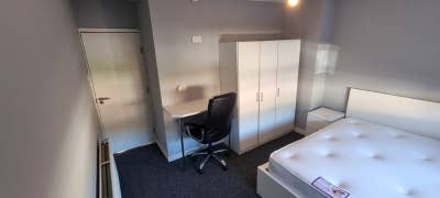 Spacious Room Close to City Main Photo