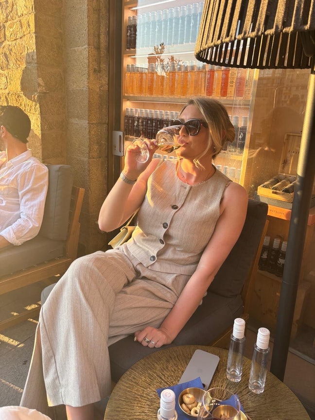 31 year old professional female  Main Photo