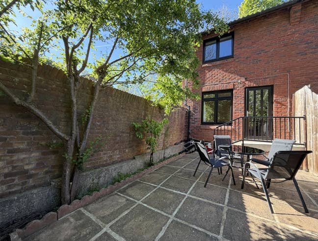 Large Double Room in Entire Home Feel, Garden Main Photo