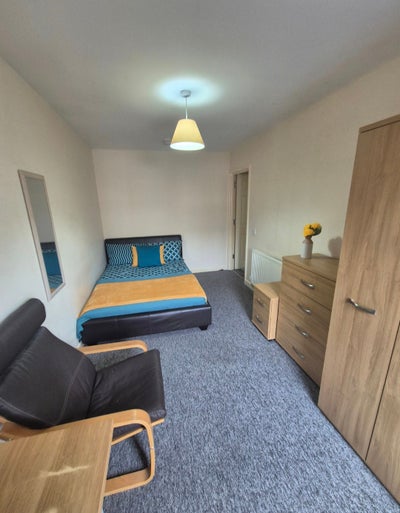 Quiet town centre room Main Photo