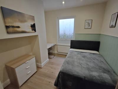 Furnished Double Bedroom - 7 dials area Main Photo