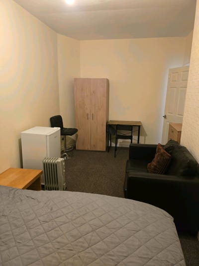 Big single bedroom - short term rental Main Photo