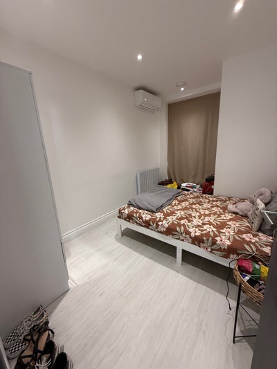 Room with queen size bed Main Photo