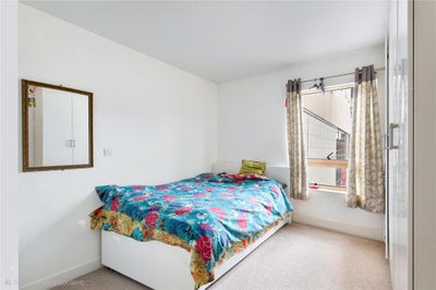 Double bedroom with ensuite shower in 2 bed flat Main Photo