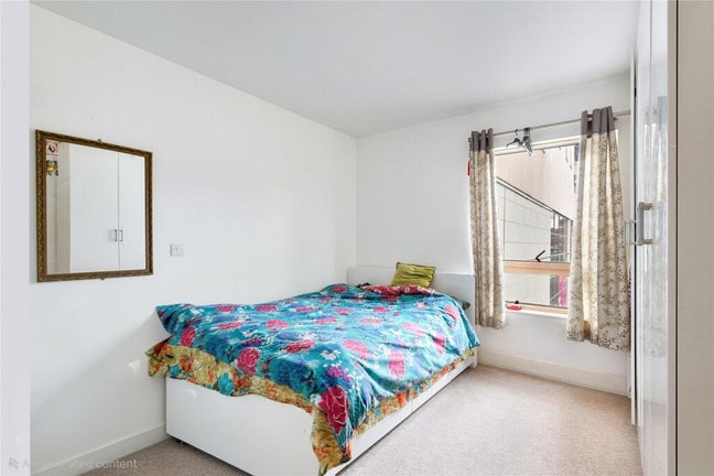Double bedroom with ensuite shower in 2 bed flat Main Photo