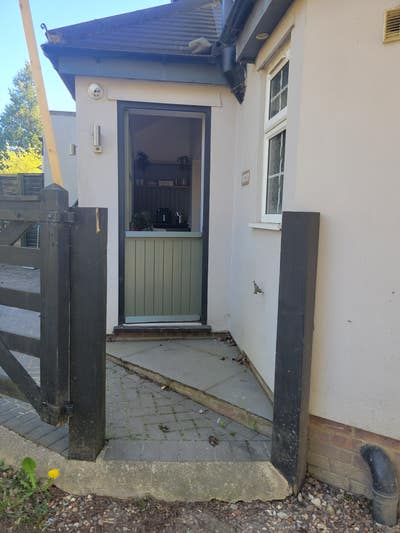  Newly decorated Studio/Bedsit .College lane. Main Photo