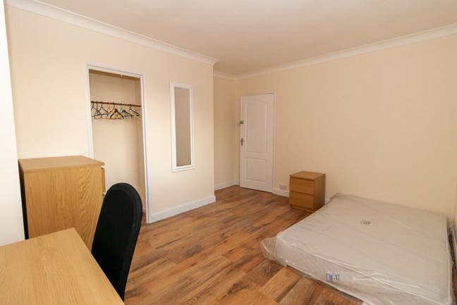 Looking for new housemate  Main Photo