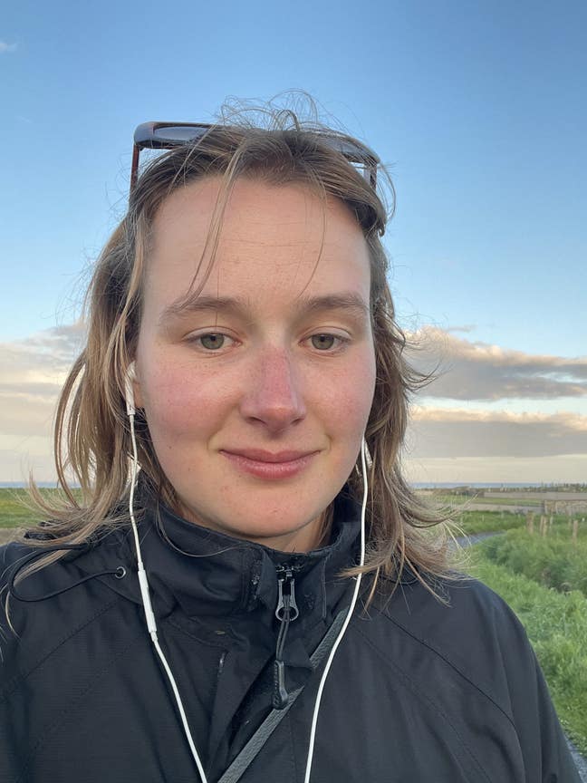 Professional Female (27) looking for a room/b... Main Photo