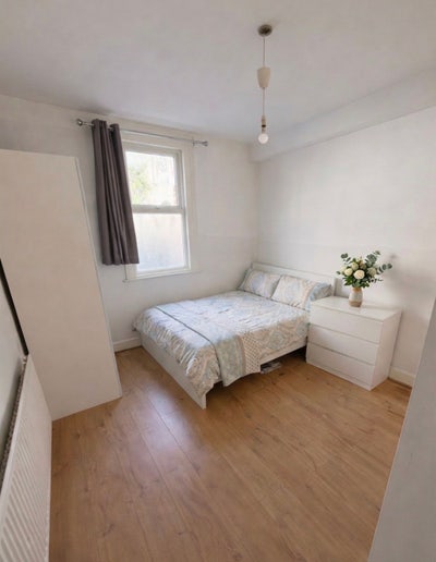 Double room available -  3 min walk from tooting  Main Photo