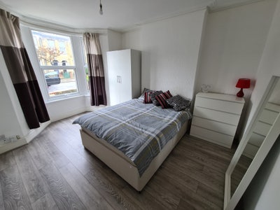 Large Double Furnished Room Main Photo