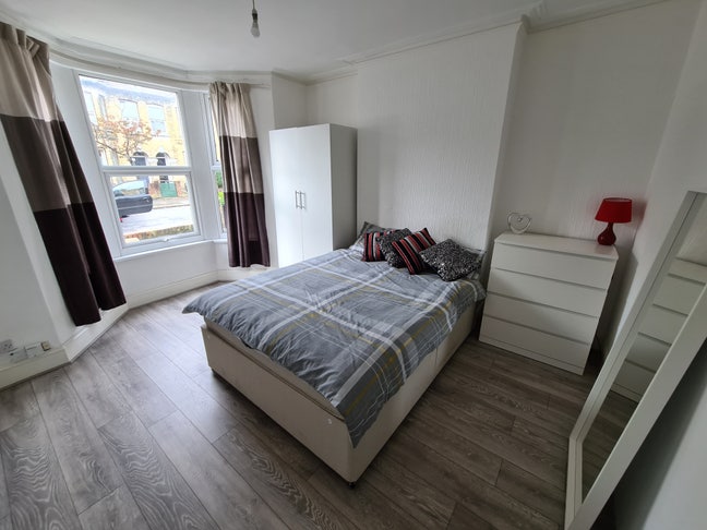 Large Double Furnished Room Main Photo