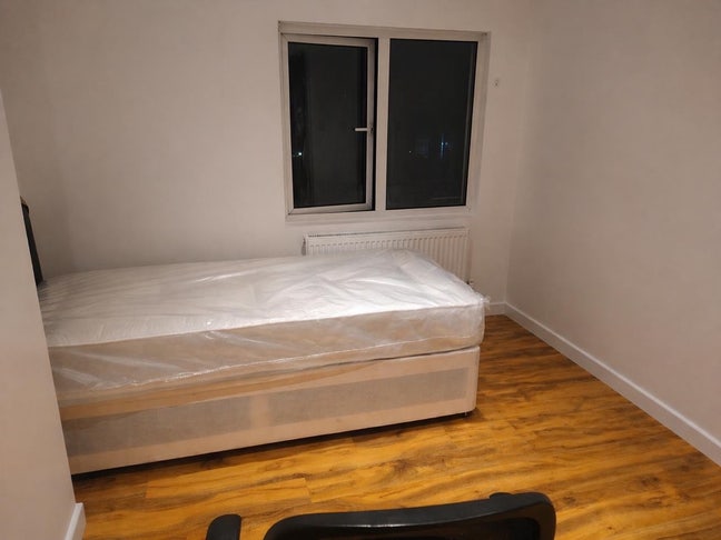     Single Room Available Main Photo