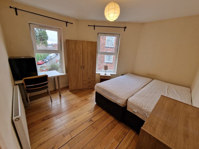 Double room Inc. Bills for rent in M13 Main Photo