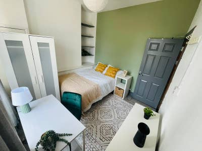 Cozy & quiet double room perfect for professionals Main Photo