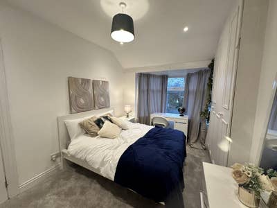 Modern Room | 5 mins to Christie | Bills Incl Main Photo