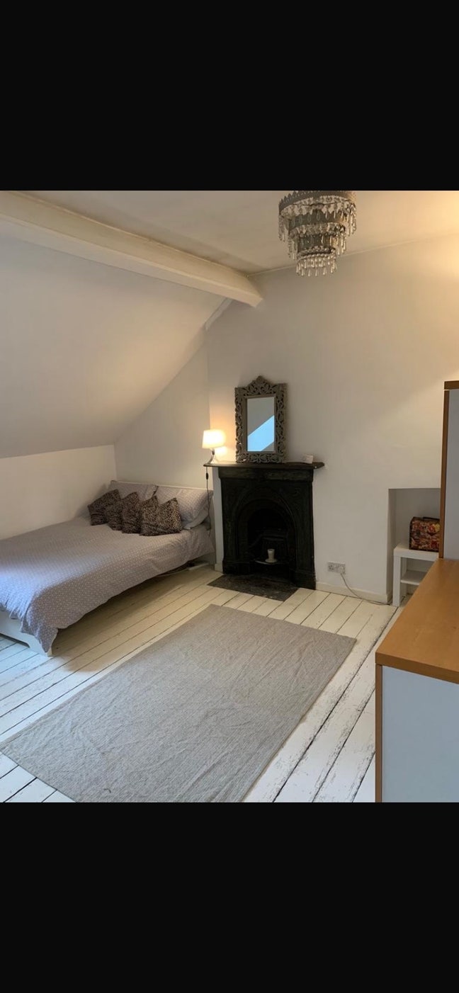 Bright Spacious Double Bedroom Main Photo