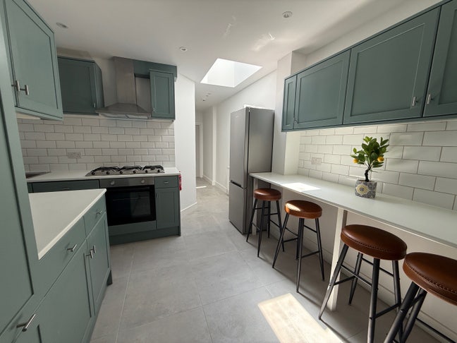 6 x Double rooms available in refurbished house Main Photo