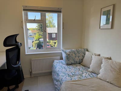 Bright & comfortable room in friendly family home  Main Photo