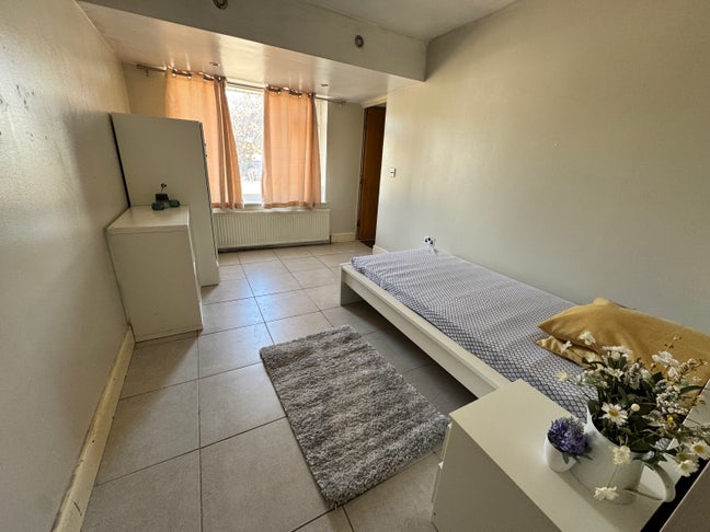 Spacious Room Available in Basildon (ensuite bath) Main Photo